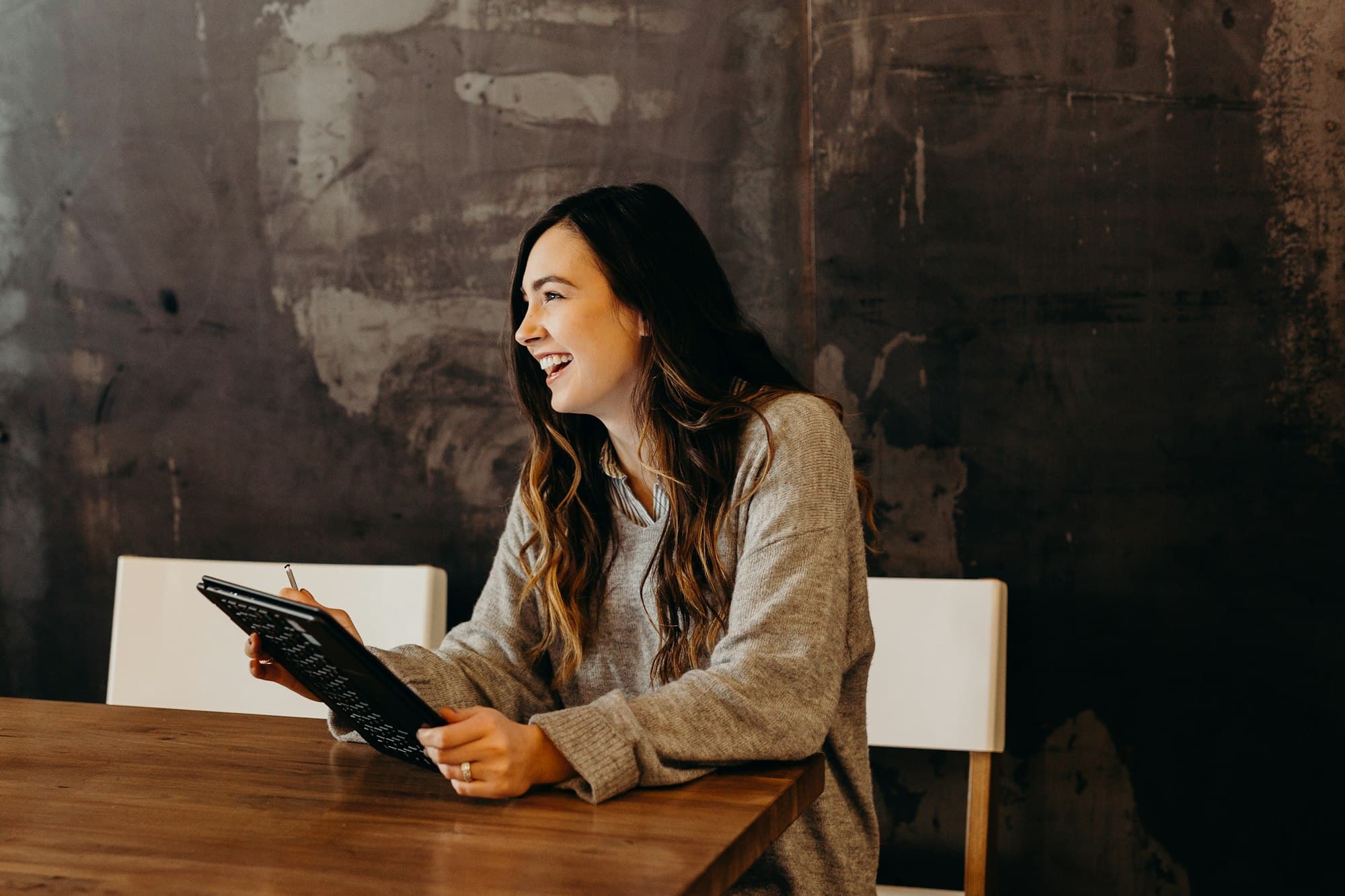 Warm one-on-one mentoring conversation at a table
